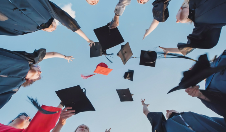 Diferença entre cursos de extensão, especialização e stricto sensu: qual escolher para a sua carreira?